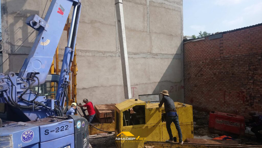 Thi c&ocirc;ng nh&agrave; phố